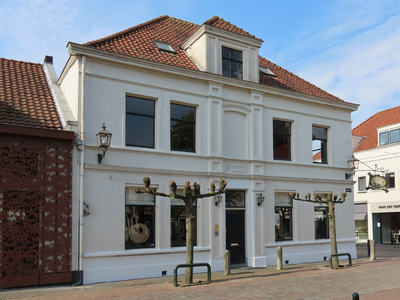 848573 Gezicht op de voorgevel van bar brasserie Joris (Weidstraat 2) te IJsselstein, gevestigd in het huis 'Ridder St. ...